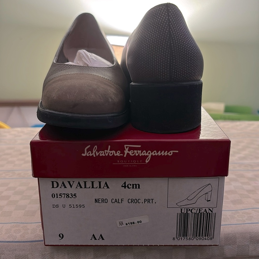 Gorgeous, brand new never worn forest green elegant shoes.